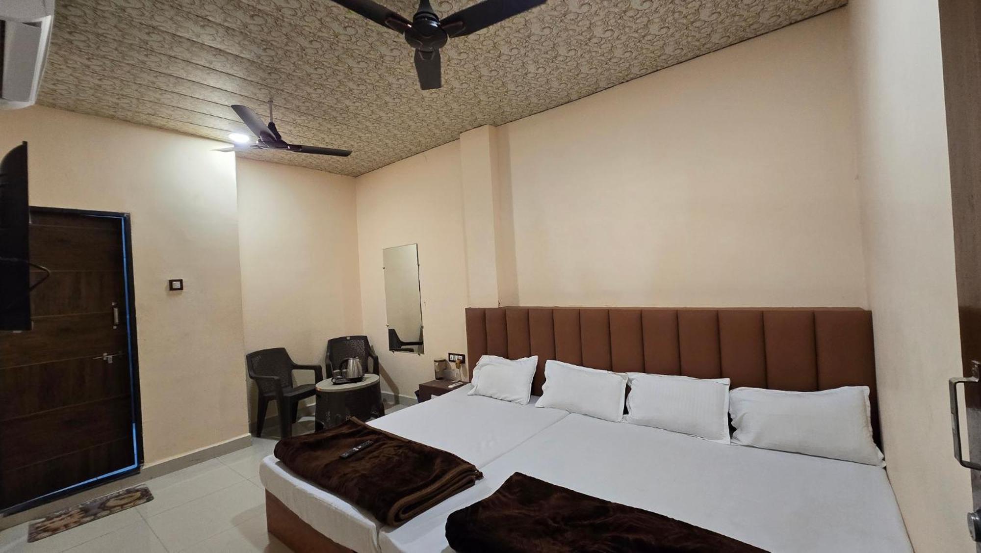Hotel Maheshwari Green'S Удджайн Экстерьер фото