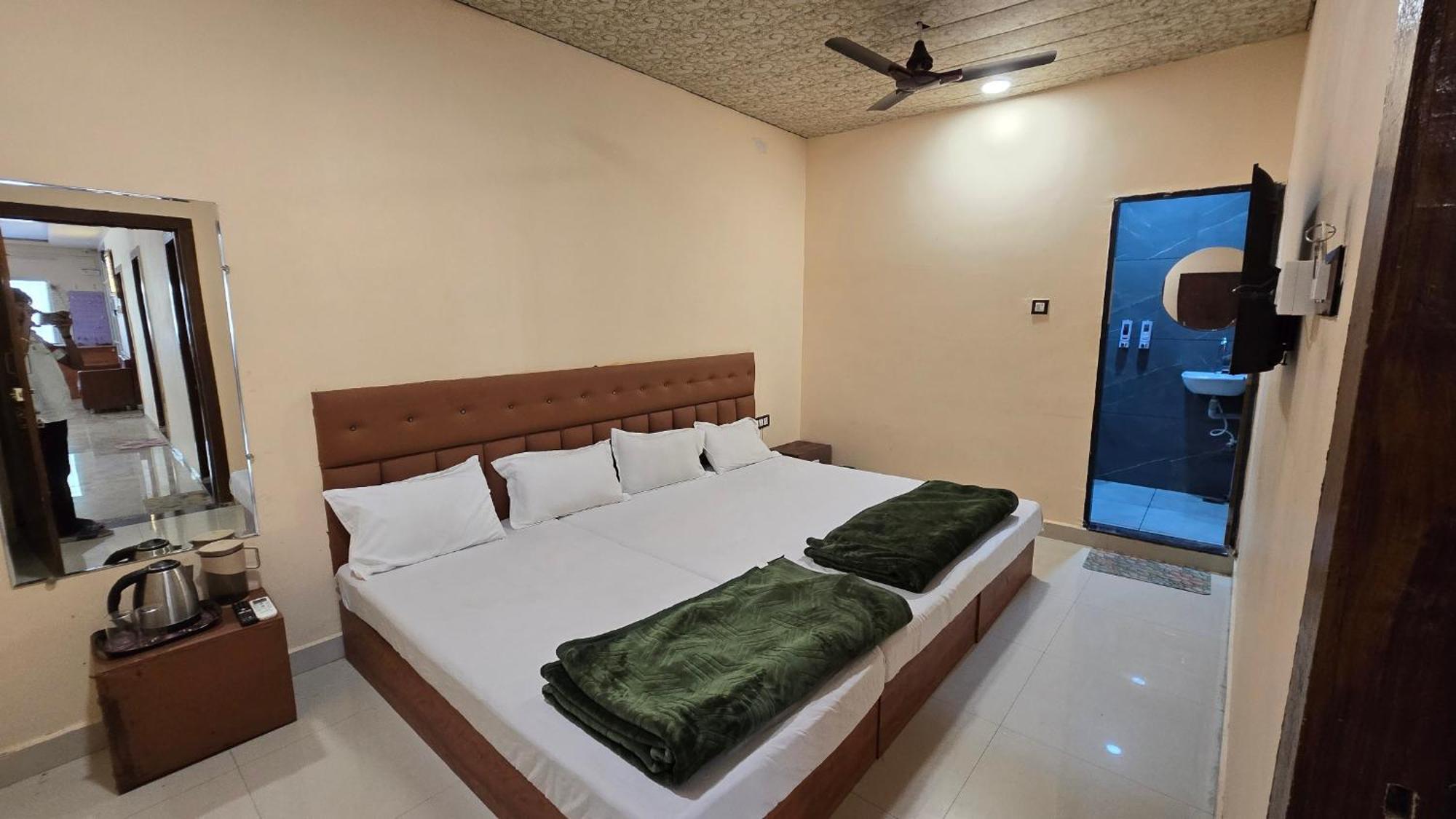 Hotel Maheshwari Green'S Удджайн Экстерьер фото