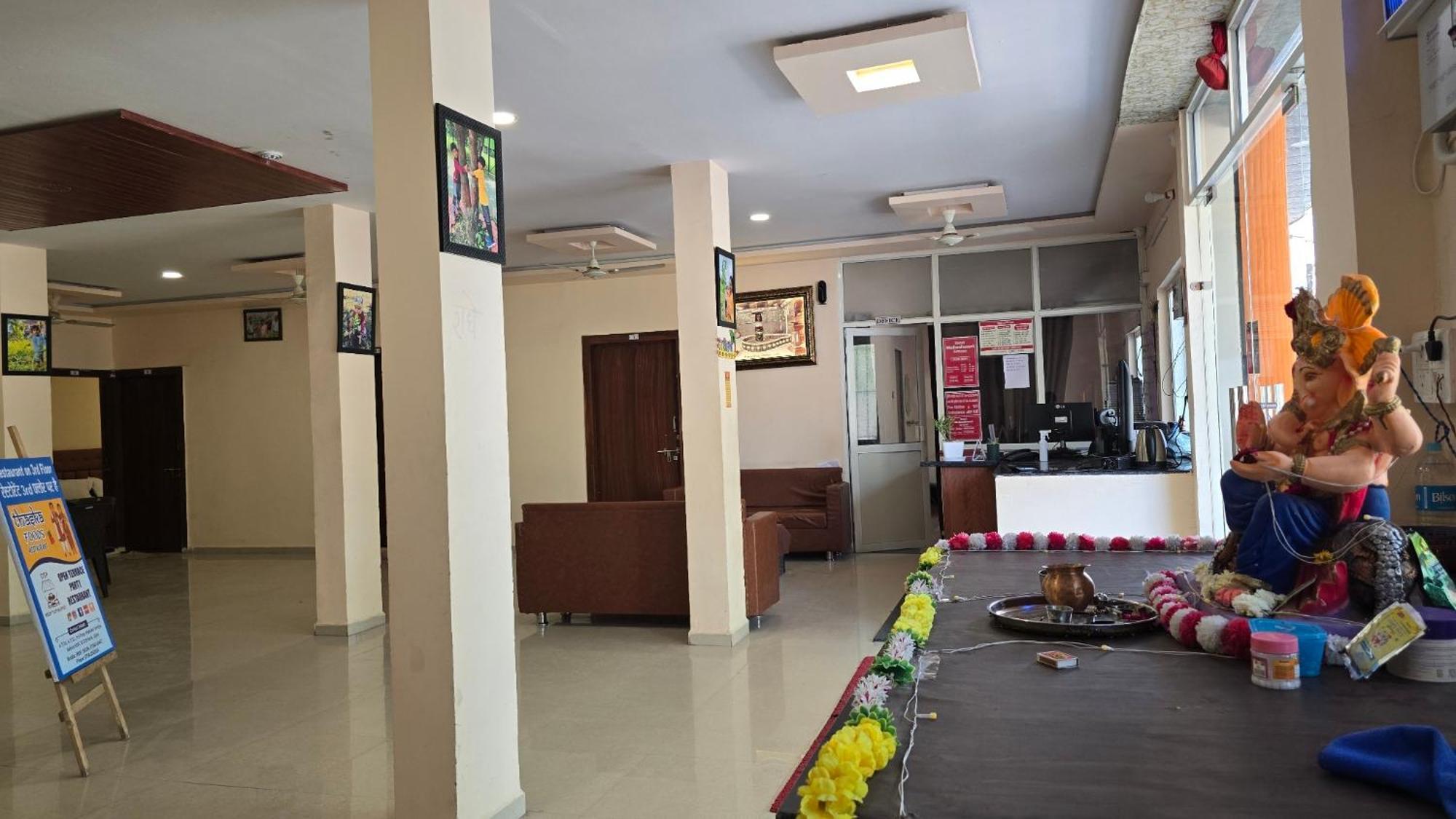 Hotel Maheshwari Green'S Удджайн Экстерьер фото