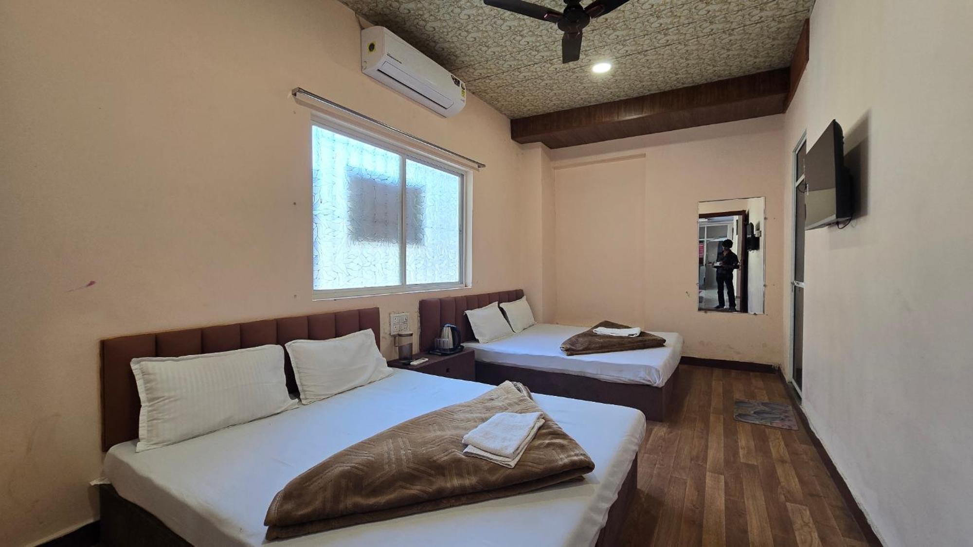 Hotel Maheshwari Green'S Удджайн Экстерьер фото