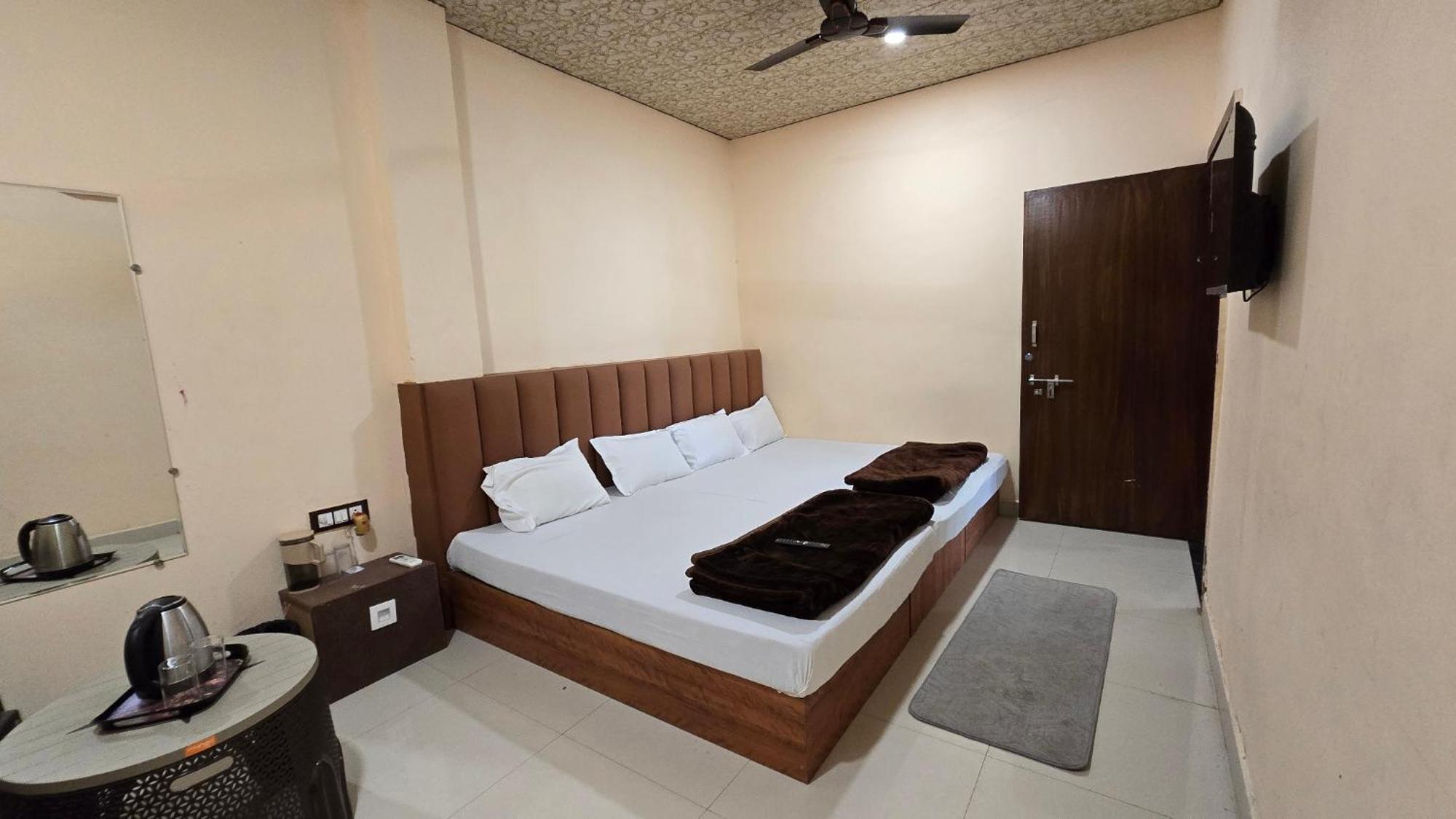 Hotel Maheshwari Green'S Удджайн Экстерьер фото