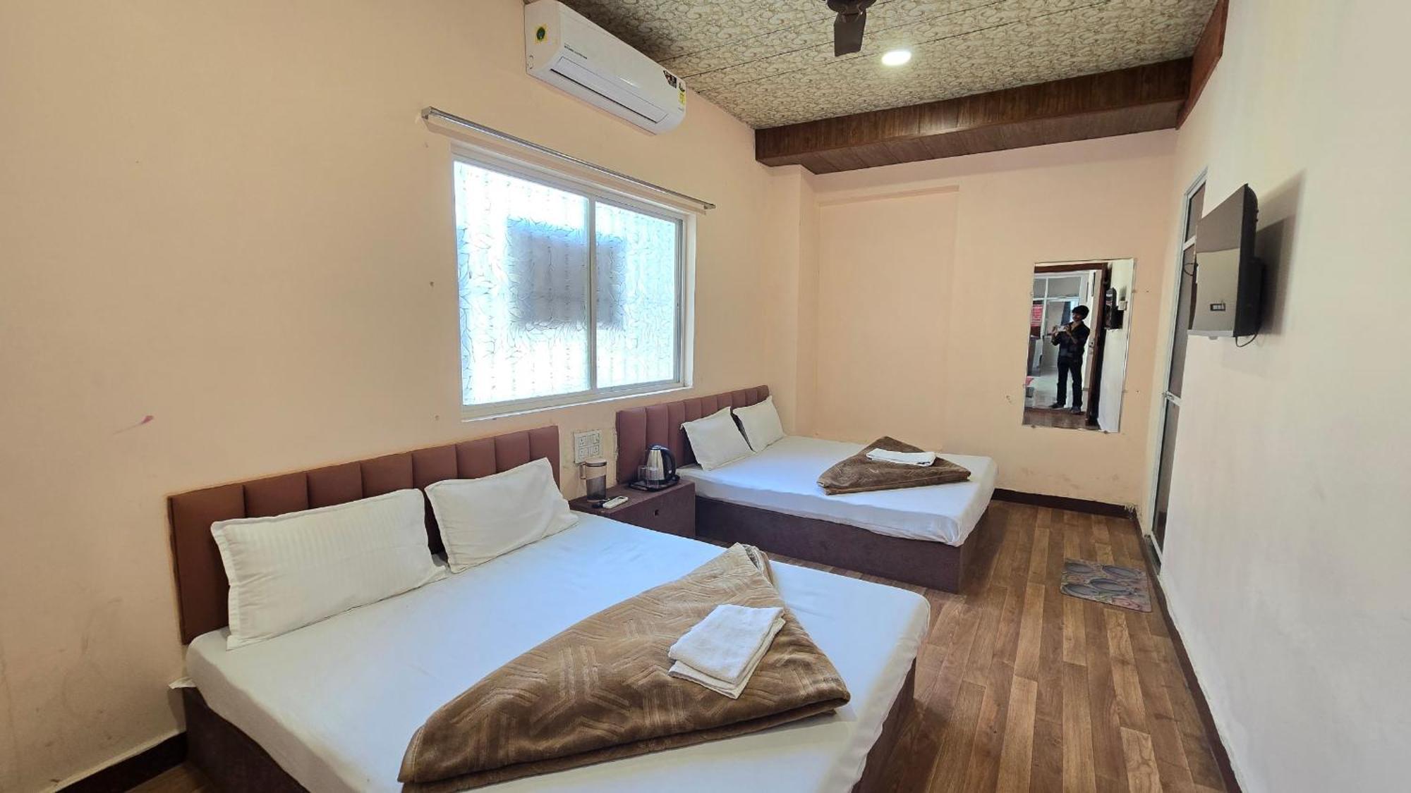 Hotel Maheshwari Green'S Удджайн Экстерьер фото