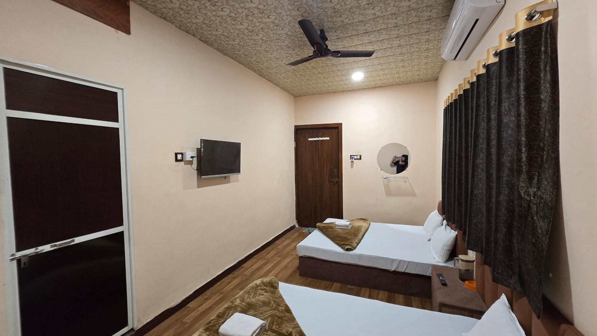 Hotel Maheshwari Green'S Удджайн Экстерьер фото